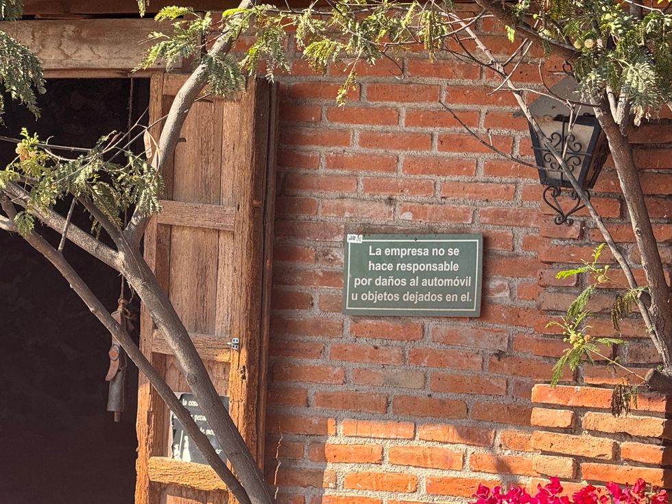 Fachada de Finca Vai sobre la carretera Quer\u00e9taro-Tequisquiapan en la Ruta del Queso y el Vino en Tequisquiapan, Quer\u00e9taro