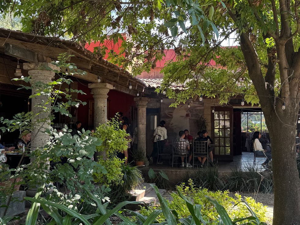 Fachada de Finca Vai sobre la carretera Quer\u00e9taro-Tequisquiapan en la Ruta del Queso y el Vino en Tequisquiapan, Quer\u00e9taro