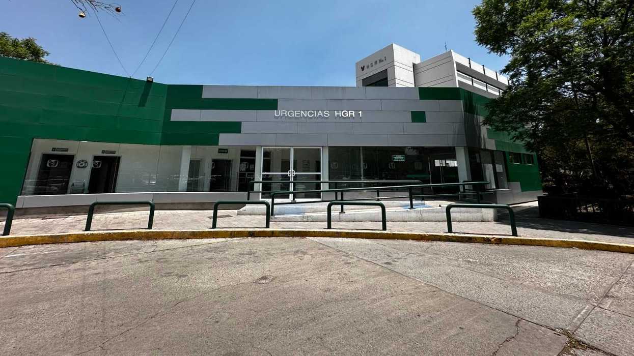 Fachada de hospital del IMSS en Querétaro con letrero de urgencias abierto durante días inhábiles de abril 2026