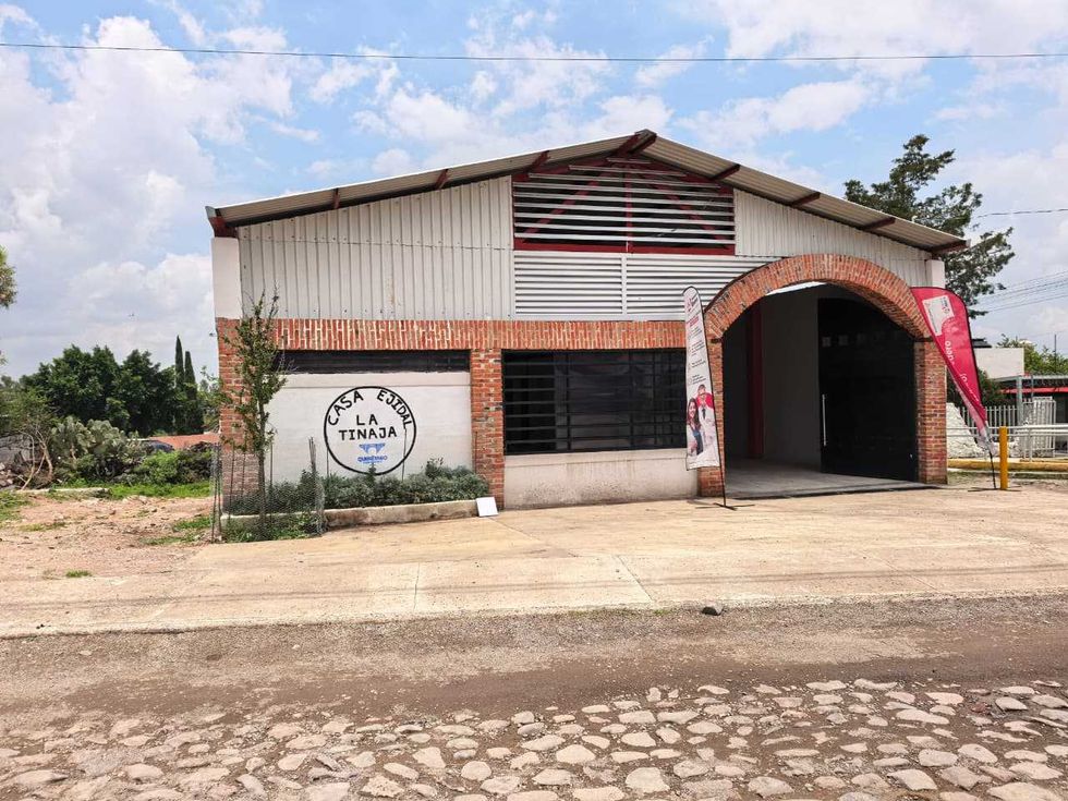 Fachada de la Casa Ejidal de La Tinaja con muros de ladrillo, herrer\u00eda y techumbre renovadas