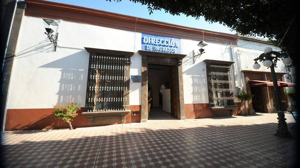 Fachada de la Dirección de Ingresos en el Centro Histórico de San Juan del Río, con su letrero azul sobre el acceso