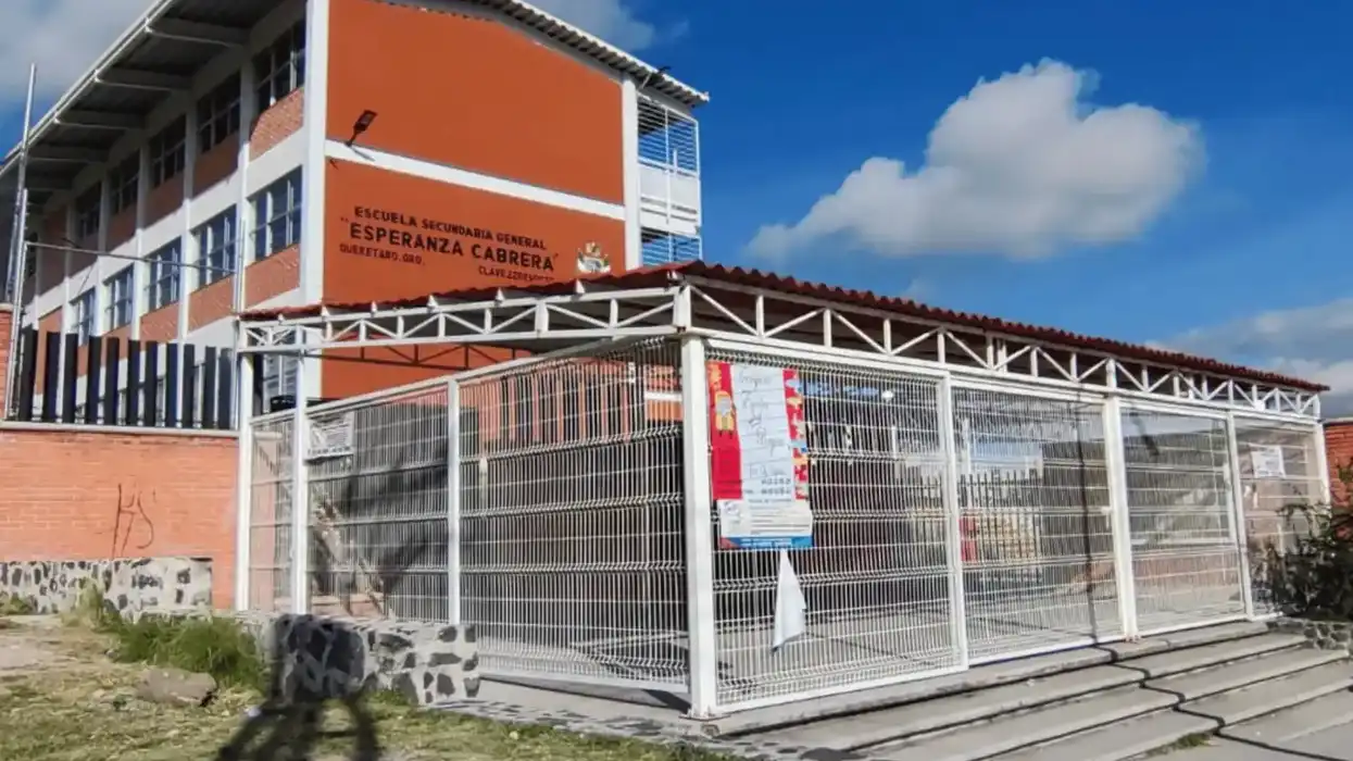 Fachada de la Escuela Secundaria General Esperanza Cabrera, en Querétaro, cuyos lesionados fueron dados de alta