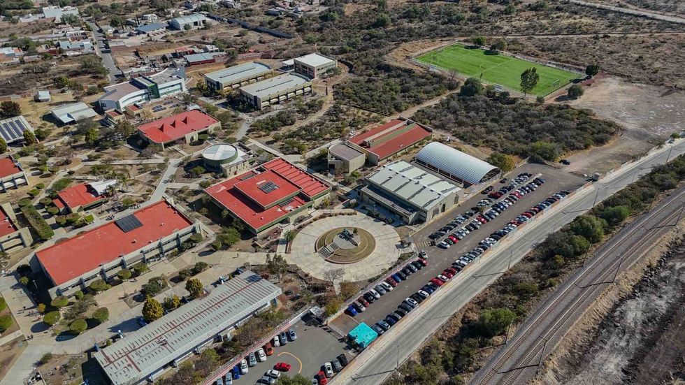 Fachada de la Universidad Tecnol\u00f3gica de San Juan del R\u00edo, instituci\u00f3n que debut\u00f3 en el ranking de Mejores Universidades 2026 de El Universal