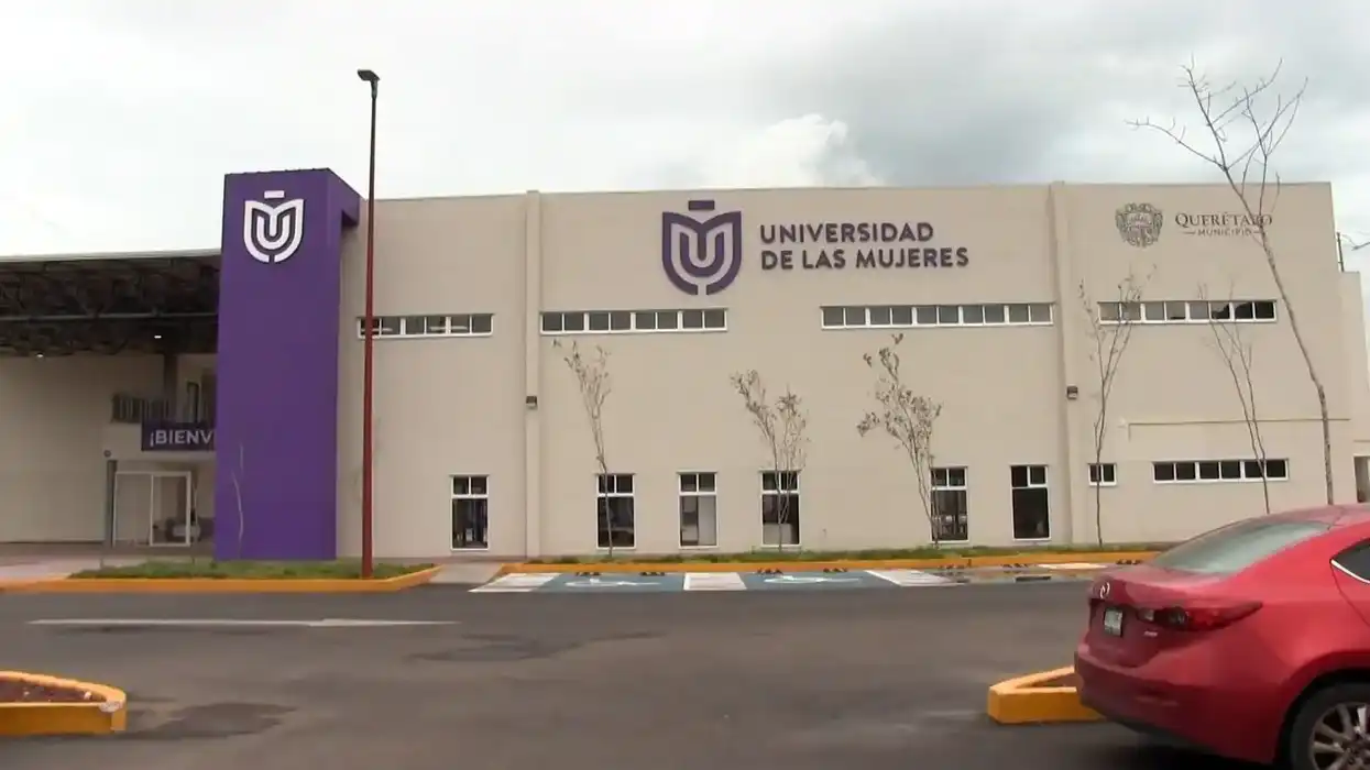 Fachada de las instalaciones de la Universidad de las Mujeres en Querétaro