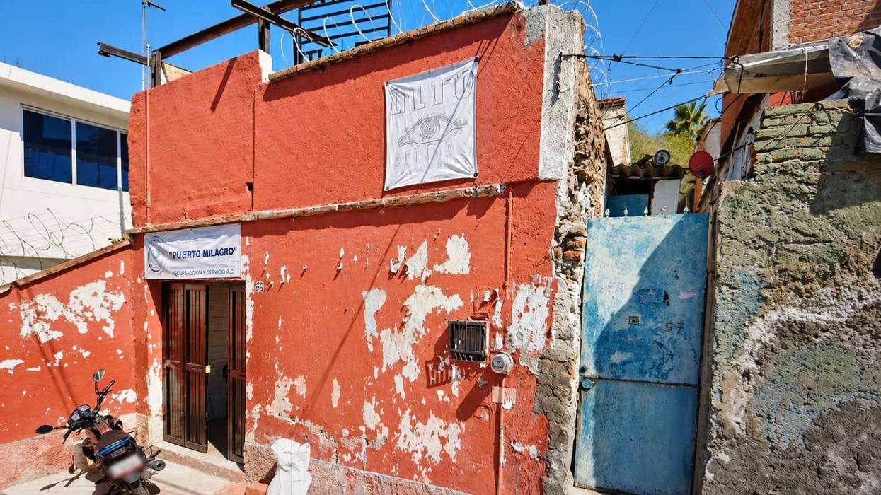 Fachada del anexo Puerto Milagro, centro de rehabilitación en adicciones con letrero sobre la entrada, en San Juan del Río.