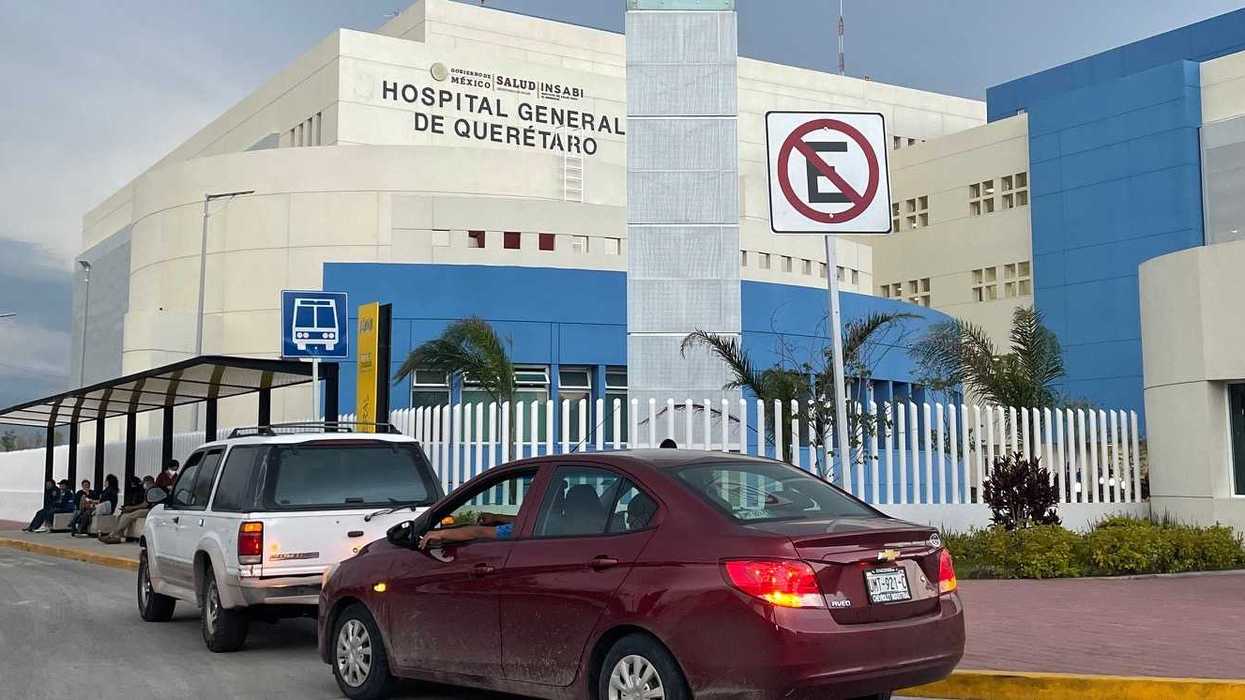 Fachada del área de Urgencias del Hospital General Regional 1 del IMSS en Querétaro, con acceso principal y rampas visibles.