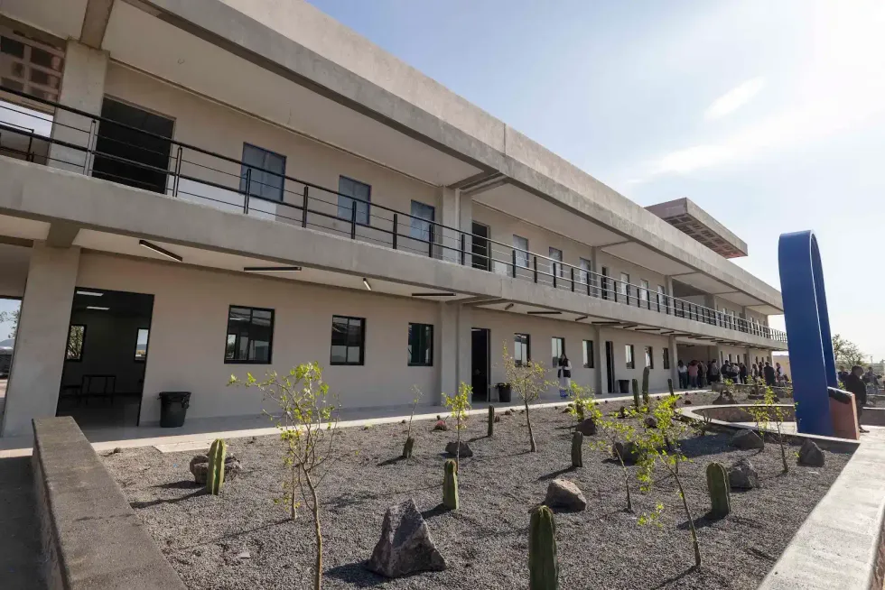 Fachada del edificio de la Escuela de Bachilleres UAQ, plantel 17 en el Campus Aeropuerto de Quer\u00e9taro, inaugurado para el ciclo 2026-2027.