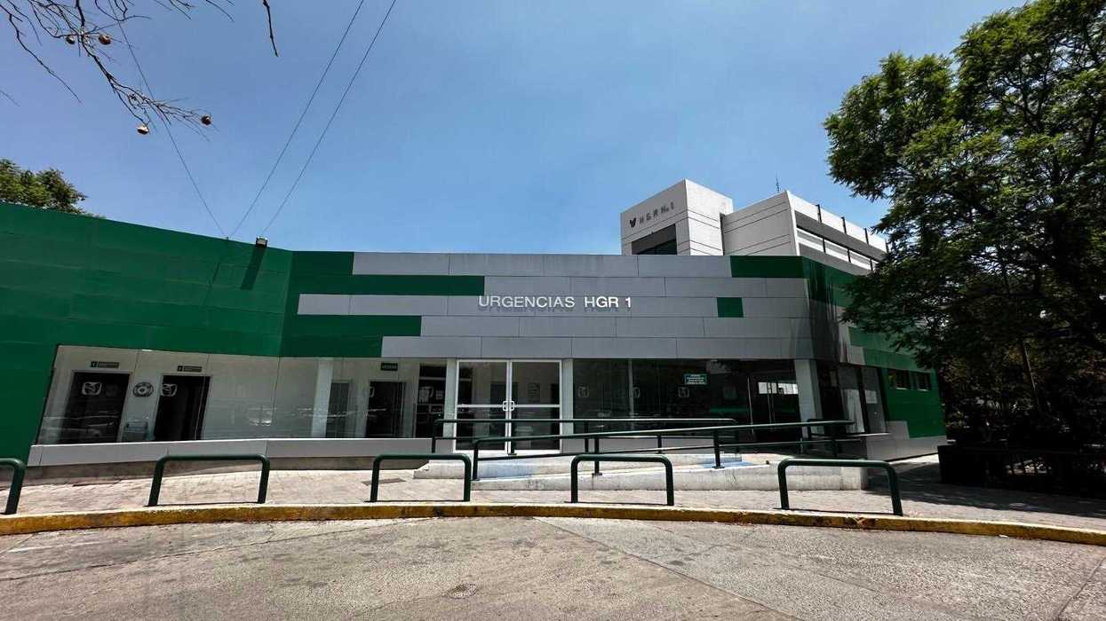Fachada del Hospital General Regional No. 1 del IMSS con letrero de Urgencias, sobre avenida Zaragoza en Querétaro.