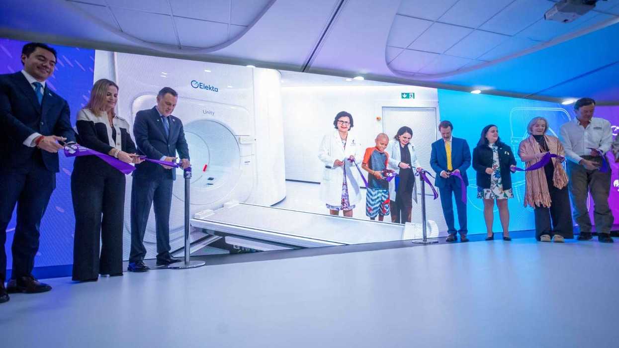Fachada del Hospital Infantil Teletón de Oncología en Querétaro, donde se inauguró el área de radioterapia adaptativa, con una escultura de corazón amarillo y morado al frente.
