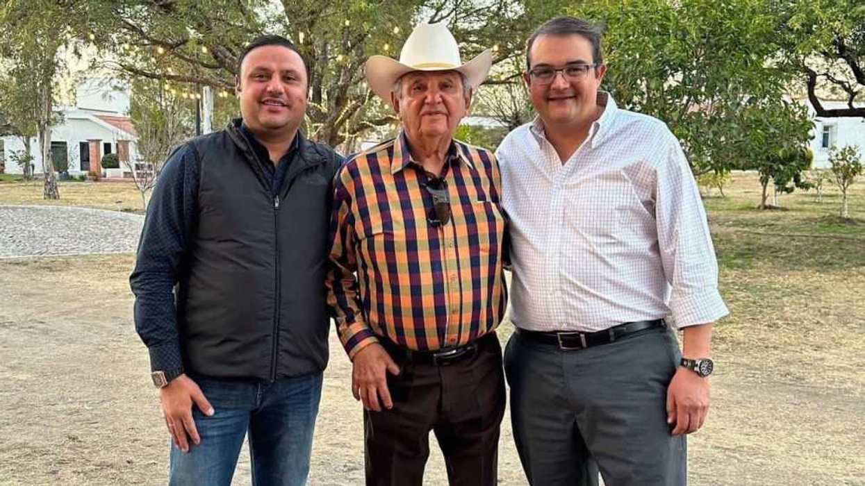 Fallece Jaime Cabrera Jiménez, en San Juan del Río. Aquí con el diputado Memo Vega y si hijo Diego Cabrera.
