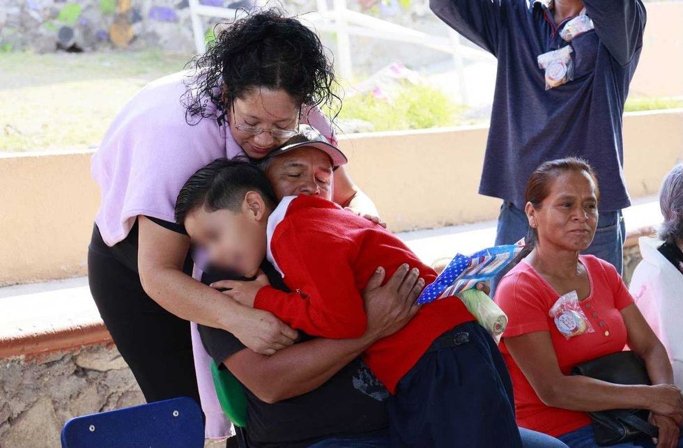 Familia abraza a estudiante de primaria durante actividad del programa "Botsu Muntsi" del DIF Quer\u00e9taro
