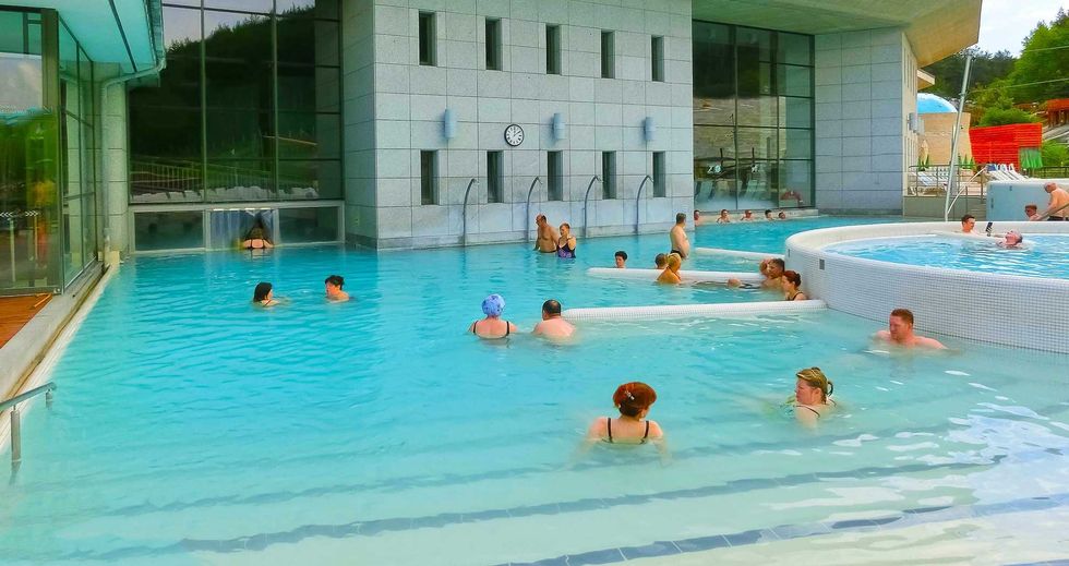 Familia disfrutando en alberca de aguas termales en balneario de San Juan del R\u00edo, Quer\u00e9taro, durante temporada vacacional de Semana Santa 2026