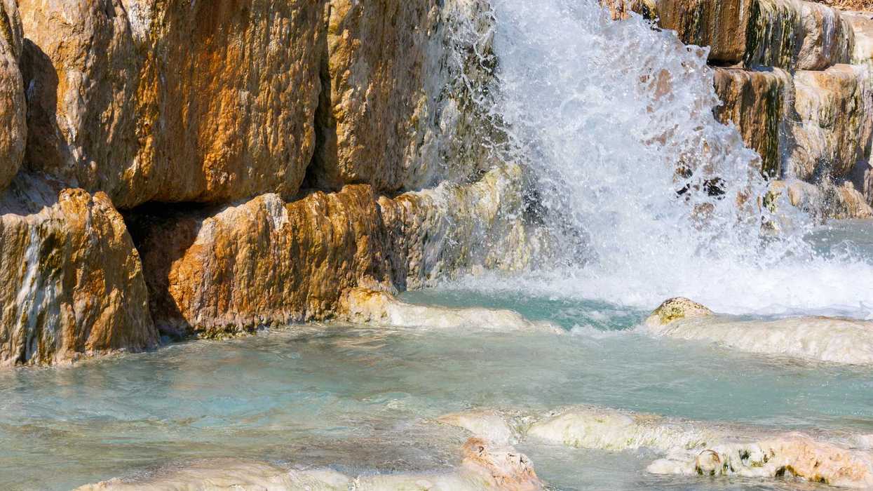 Familia disfrutando en alberca de aguas termales en balneario de San Juan del Río, Querétaro, durante temporada vacacional de Semana Santa 2026