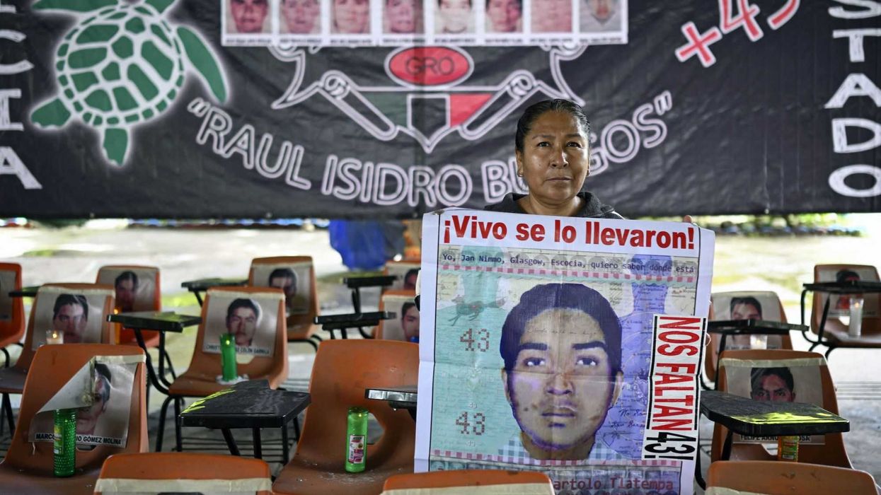 Familiares de 43 estudiantes desaparecidos en Ayotzinapa exigen la verdad a la próxima presidenta. AFP.