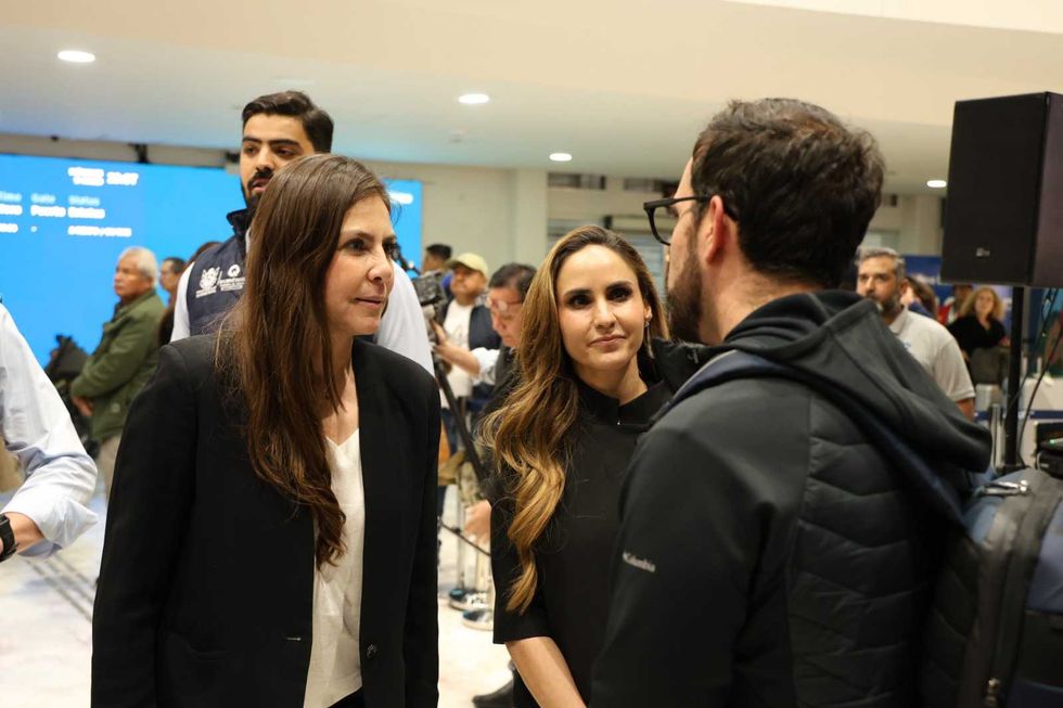 Familiares reciben con flores y m\u00fasica a queretanos repatriados de Oriente Medio en el AIQ, 11 de marzo de 2026