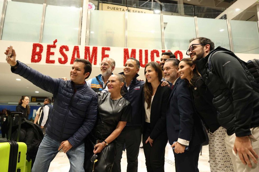 Familiares reciben con flores y m\u00fasica a queretanos repatriados de Oriente Medio en el AIQ, 11 de marzo de 2026