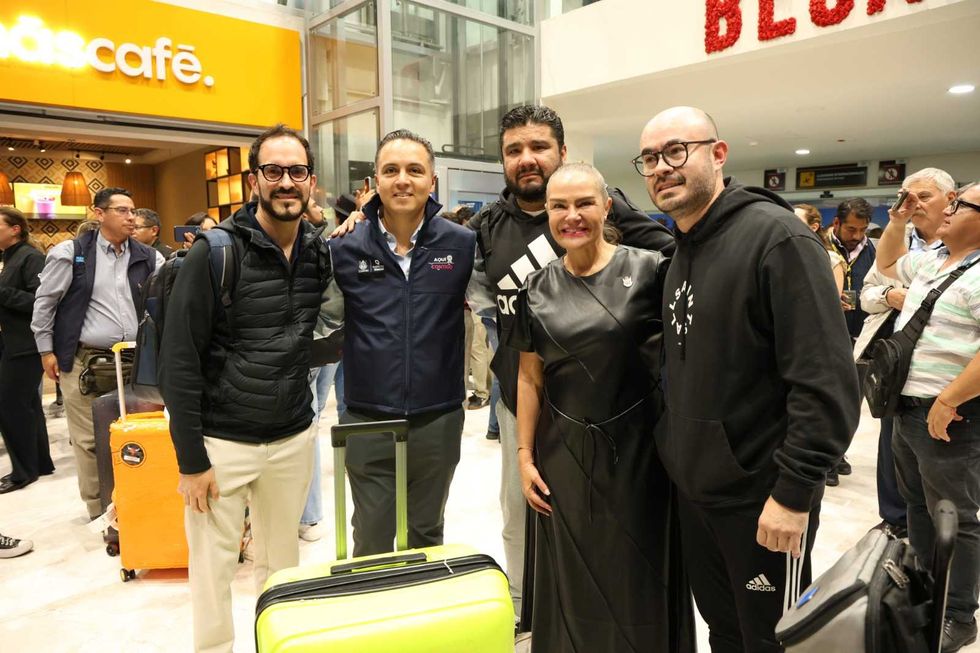 Familiares reciben con flores y m\u00fasica a queretanos repatriados de Oriente Medio en el AIQ, 11 de marzo de 2026