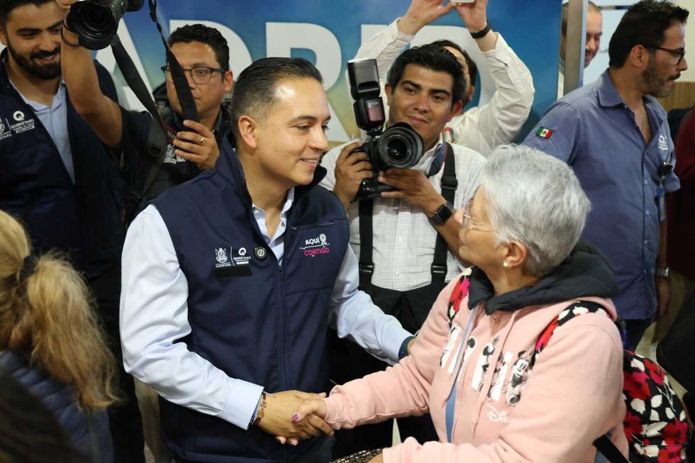 Familiares reciben con flores y m\u00fasica a queretanos repatriados de Oriente Medio en el AIQ, 11 de marzo de 2026