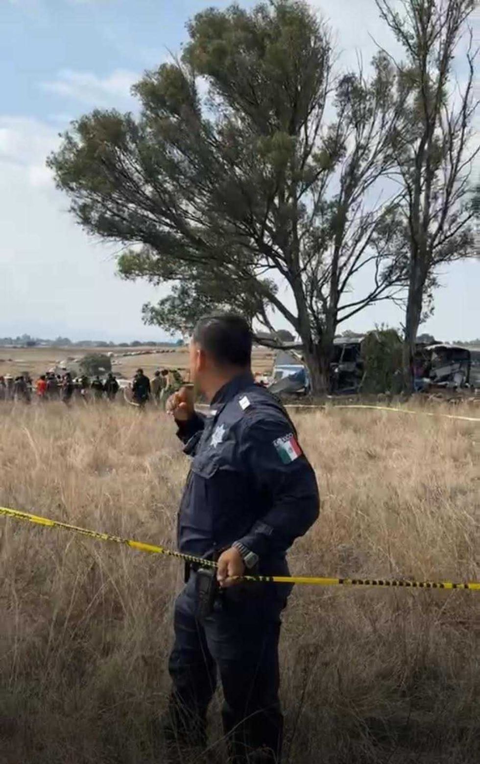 Familiares y vecinos de comunidades ind\u00edgenas de Amealco esperan junto al acordonamiento del accidente del cami\u00f3n Amealcenses en la carretera La Muralla-San Juan del R\u00edo