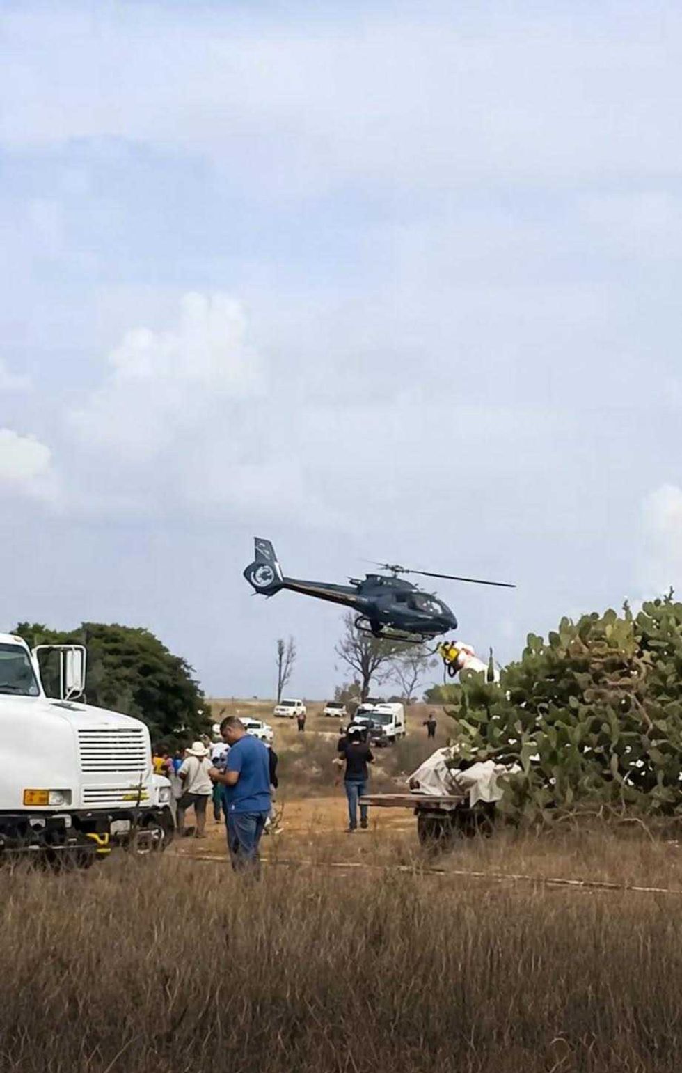 Familiares y vecinos de comunidades ind\u00edgenas de Amealco esperan junto al acordonamiento del accidente del cami\u00f3n Amealcenses en la carretera La Muralla-San Juan del R\u00edo