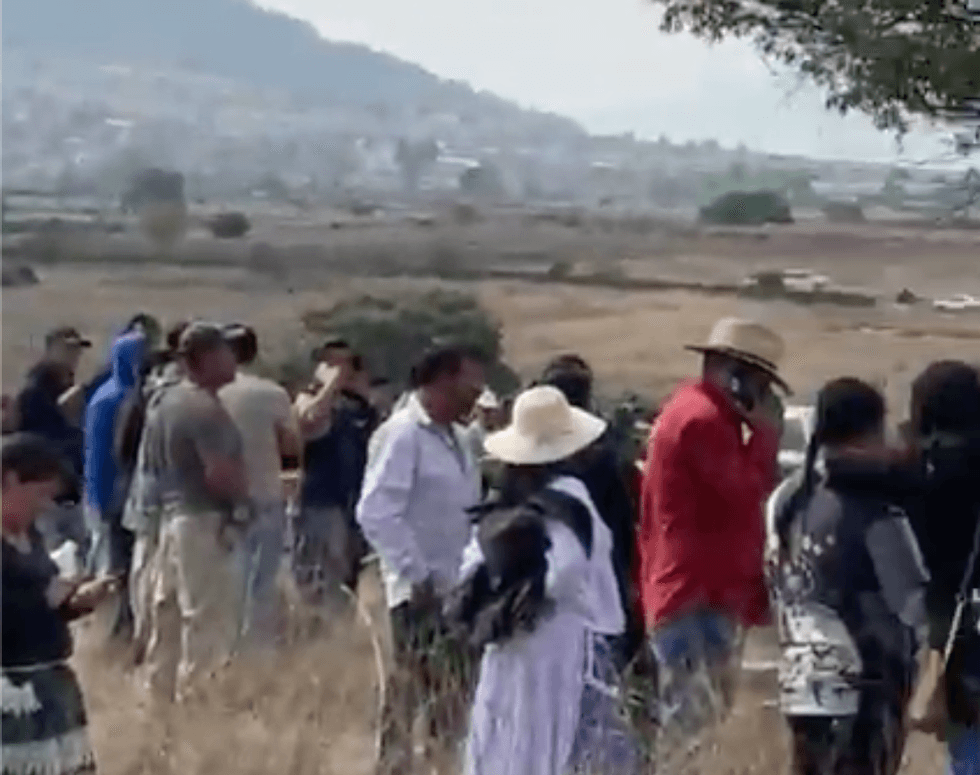 Familiares y vecinos de comunidades ind\u00edgenas de Amealco esperan junto al acordonamiento del accidente del cami\u00f3n Amealcenses en la carretera La Muralla-San Juan del R\u00edo