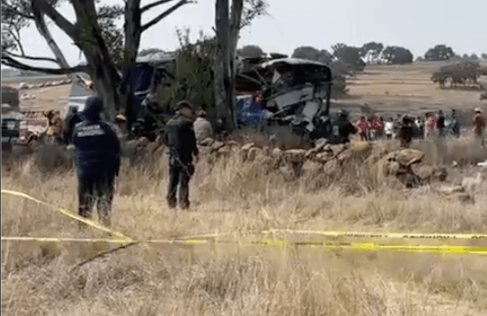 Familiares y vecinos de comunidades ind\u00edgenas de Amealco esperan junto al acordonamiento del accidente del cami\u00f3n Amealcenses en la carretera La Muralla-San Juan del R\u00edo