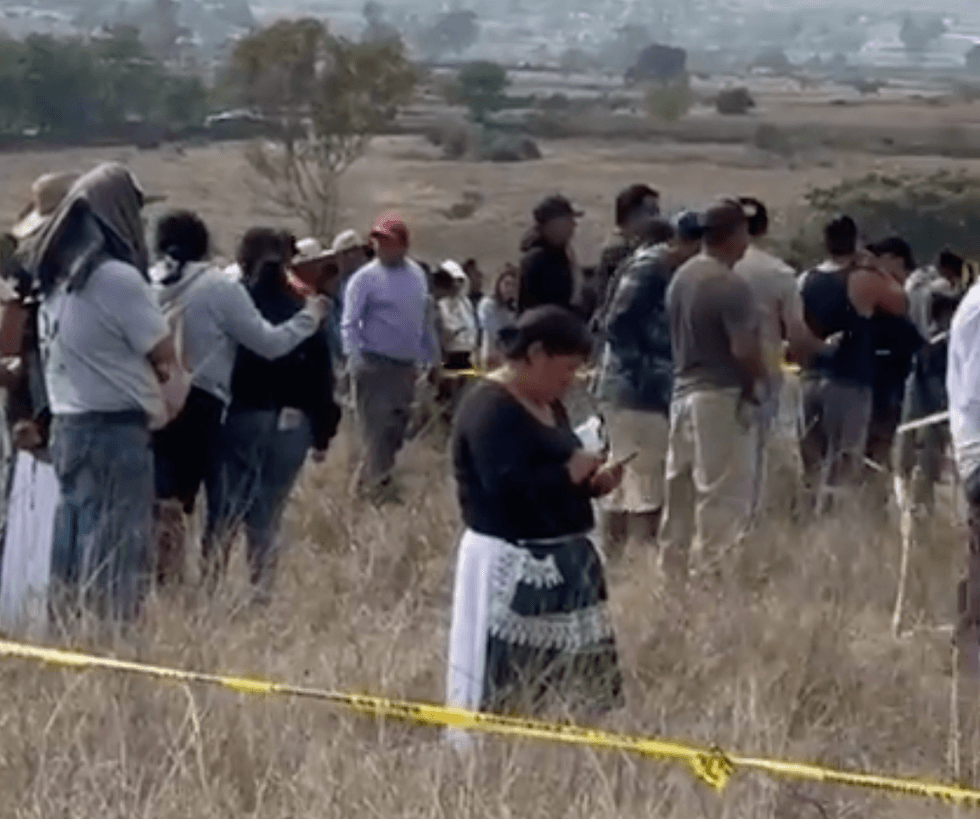 Familiares y vecinos de comunidades ind\u00edgenas de Amealco esperan junto al acordonamiento del accidente del cami\u00f3n Amealcenses en la carretera La Muralla-San Juan del R\u00edo