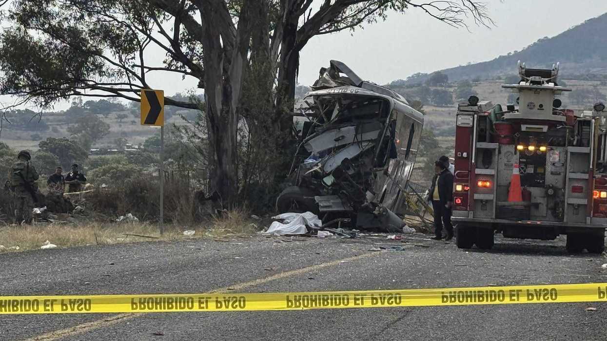 Familiares y vecinos de comunidades indígenas de Amealco esperan junto al acordonamiento del accidente del camión Amealcenses en la carretera La Muralla-San Juan del Río