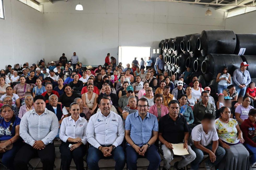 Familias asisten al evento de entrega de tinacos en San Juan del R\u00edo