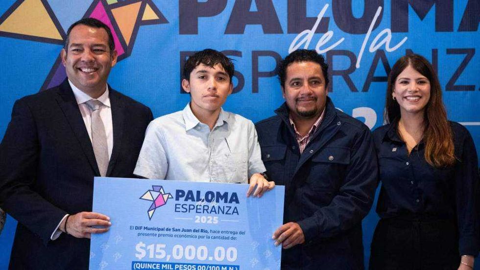 Familias, autoridades municipales y medios de comunicación asisten a la entrega del reconocimiento anual del Sistema Municipal DIF en San Juan del Río.