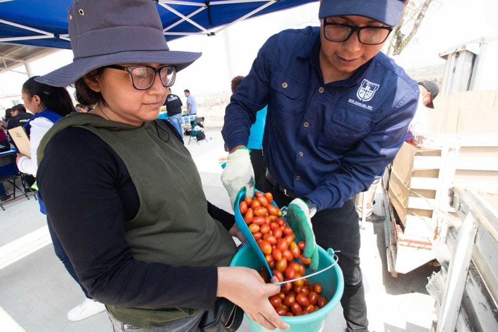 Familias de San Juan del R\u00edo reciben atenci\u00f3n m\u00e9dica y productos a bajo costo durante jornada de desarrollo social en comunidad del municipio