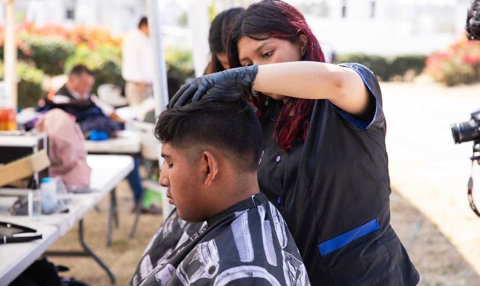 Familias de San Juan del R\u00edo reciben atenci\u00f3n m\u00e9dica y productos a bajo costo durante jornada de desarrollo social en comunidad del municipio