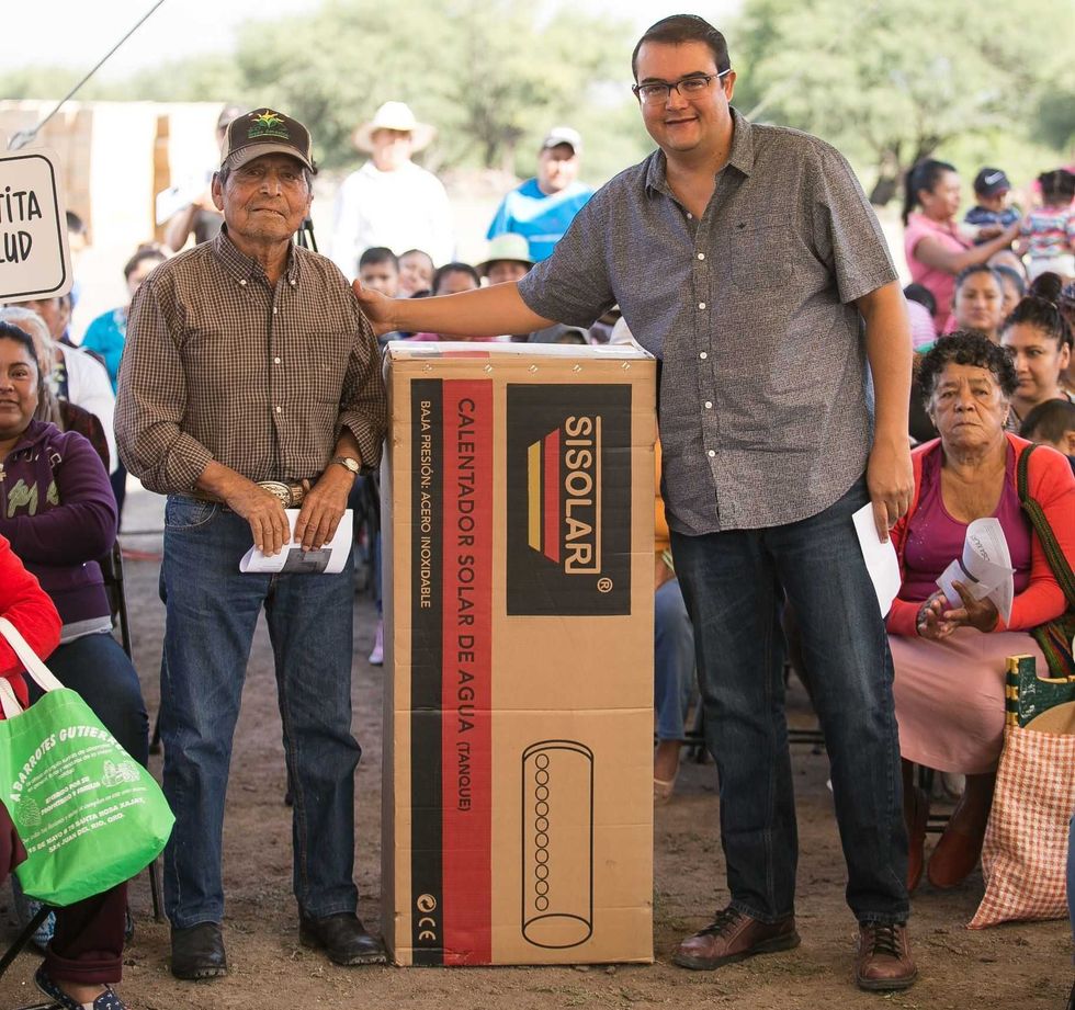 familias de santa rosa xajay y vistha agradecen apoyos a memo vega 3