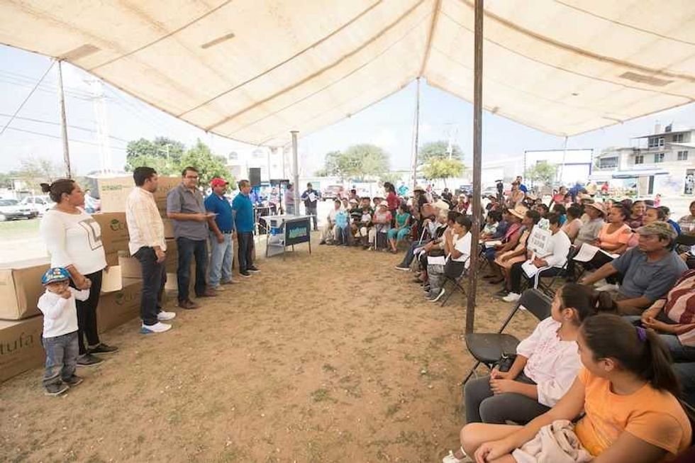familias de santa rosa xajay y vistha agradecen apoyos a memo vega 4