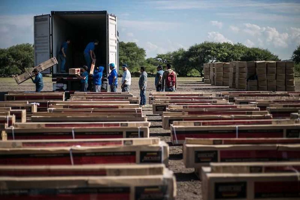 familias de santa rosa xajay y vistha agradecen apoyos a memo vega 6