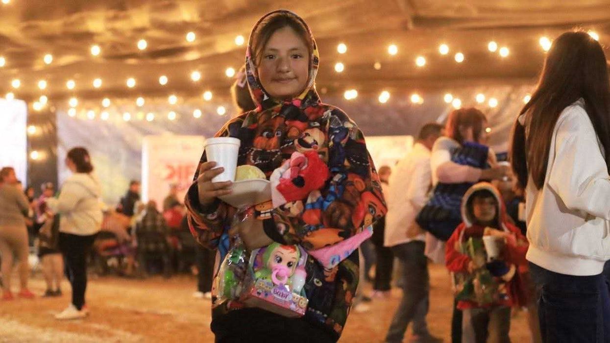 Familias del Barrio de la Cruz participan en actividades recreativas organizadas por el DIF municipal.