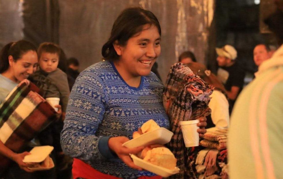 Familias del Barrio de la Cruz participan en actividades recreativas organizadas por el DIF municipal.