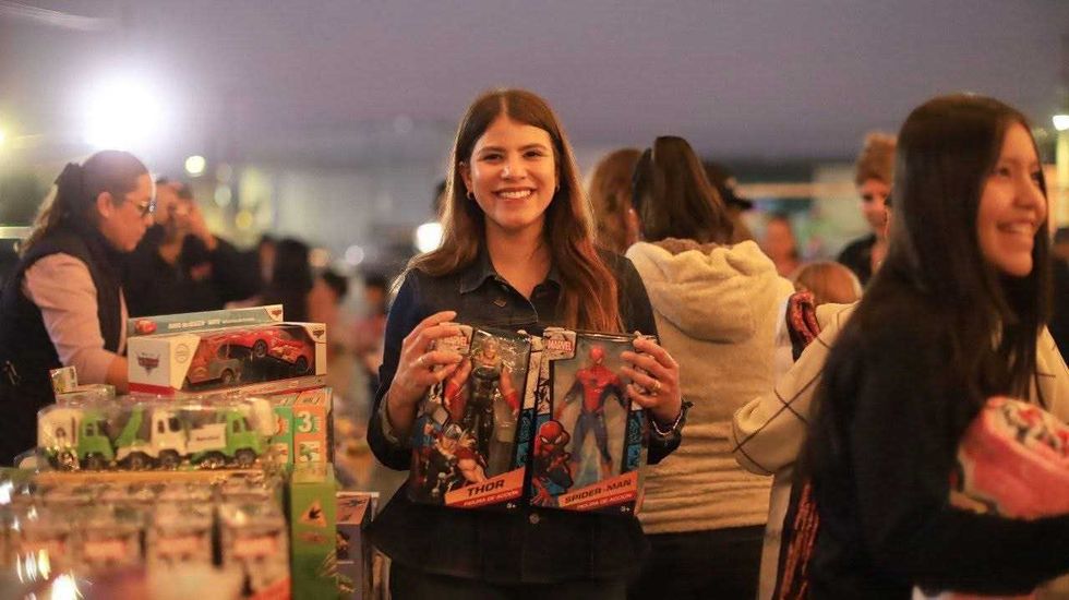 Familias del Barrio de la Cruz participan en actividades recreativas organizadas por el DIF municipal.