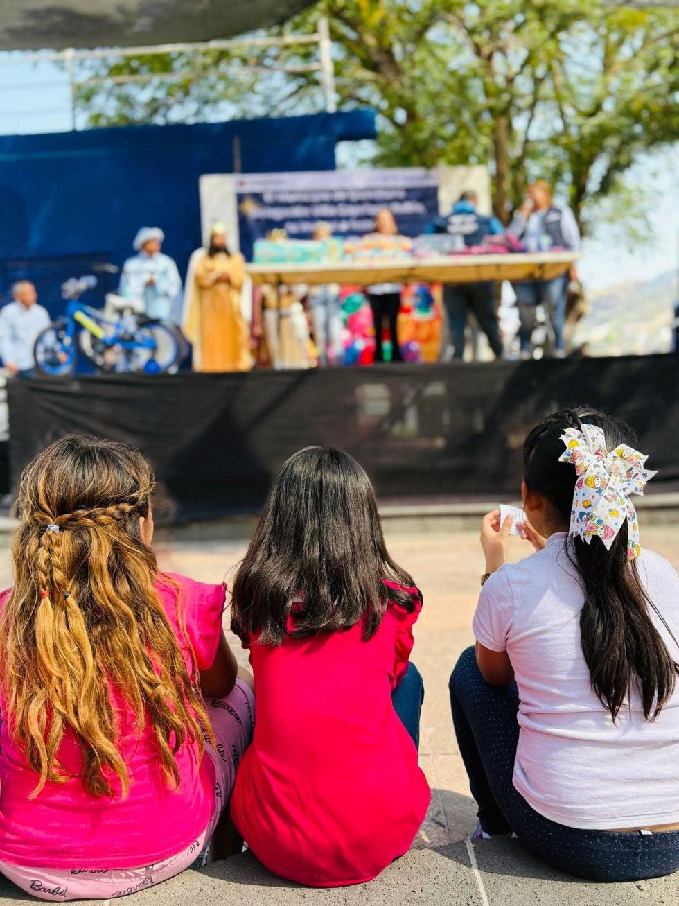 Familias del Barrio de la Cruz participan en encuentro comunitario con autoridades municipales.