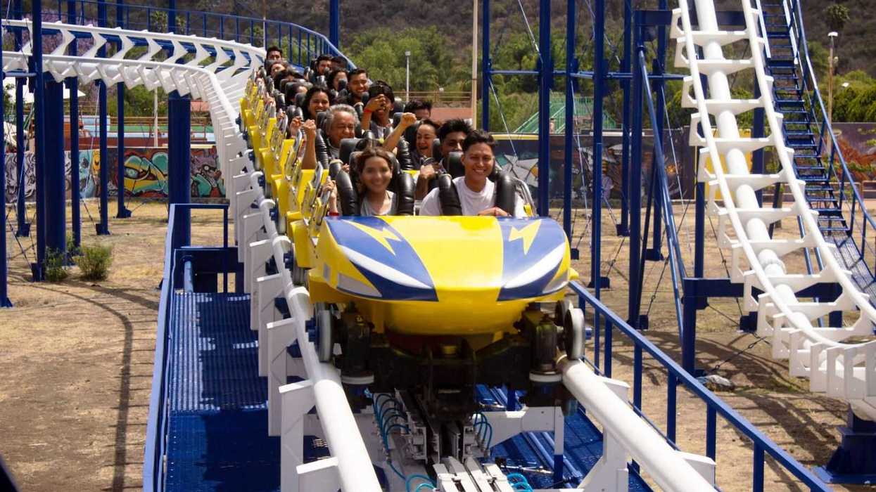 Familias en juegos mecánicos del Parque Bicentenario durante Semana Santa en Querétaro