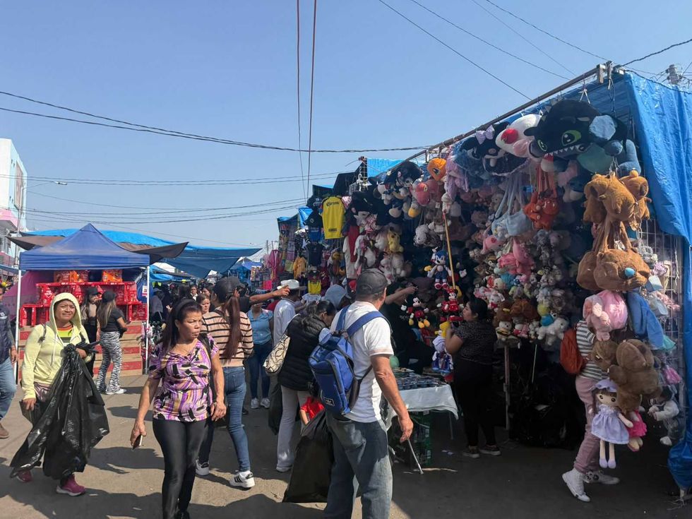 Familias realizan compras en Mercado Escobedo con acompa\u00f1amiento de autoridades municipales. El operativo garantiza espacios seguros en principales corredores comerciales.