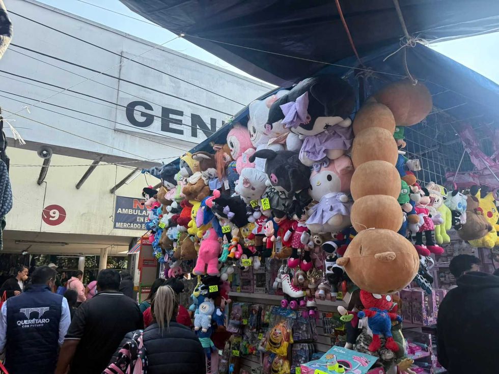 Familias realizan compras en Mercado Escobedo con acompa\u00f1amiento de autoridades municipales. El operativo garantiza espacios seguros en principales corredores comerciales.