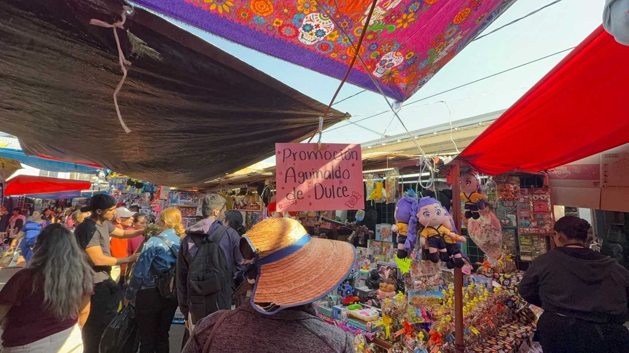 Familias realizan compras en Mercado Escobedo con acompañamiento de autoridades municipales. El operativo garantiza espacios seguros en principales corredores comerciales.