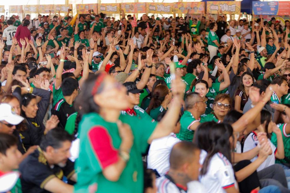 Familias reunidas frente a una pantalla gigante en las inmediaciones del Estadio Corregidora durante el M\u00e9xicQ Zona Fest