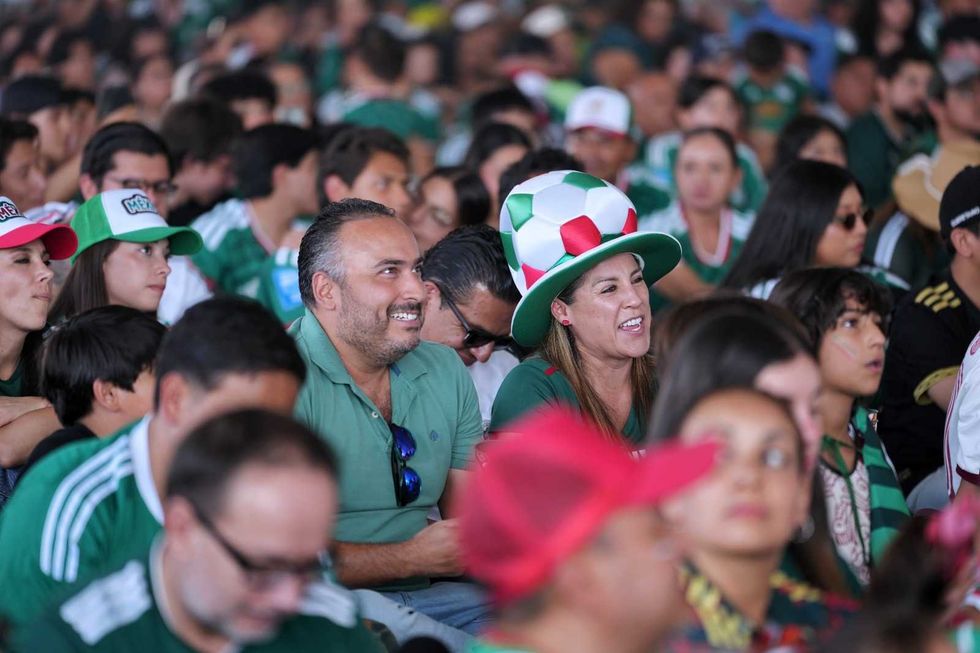 Familias reunidas frente a una pantalla gigante en las inmediaciones del Estadio Corregidora durante el M\u00e9xicQ Zona Fest