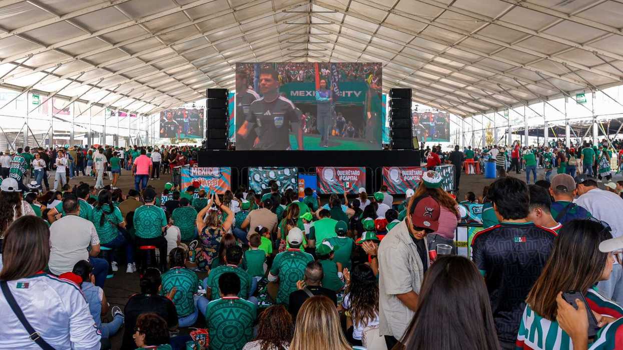 Familias reunidas frente a una pantalla gigante en las inmediaciones del Estadio Corregidora durante el MéxicQ Zona Fest
