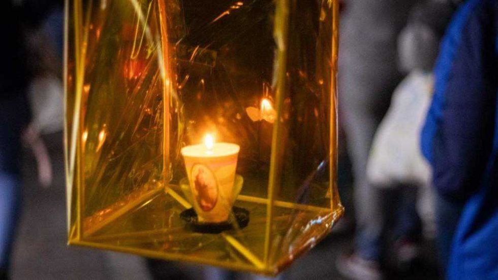 Familias sanjuanenses caminan tres kilómetros rezando el rosario y entonando cánticos guadalupanos. Derrama económica estimada alcanza 6.3 millones de pesos beneficiando comercio local.