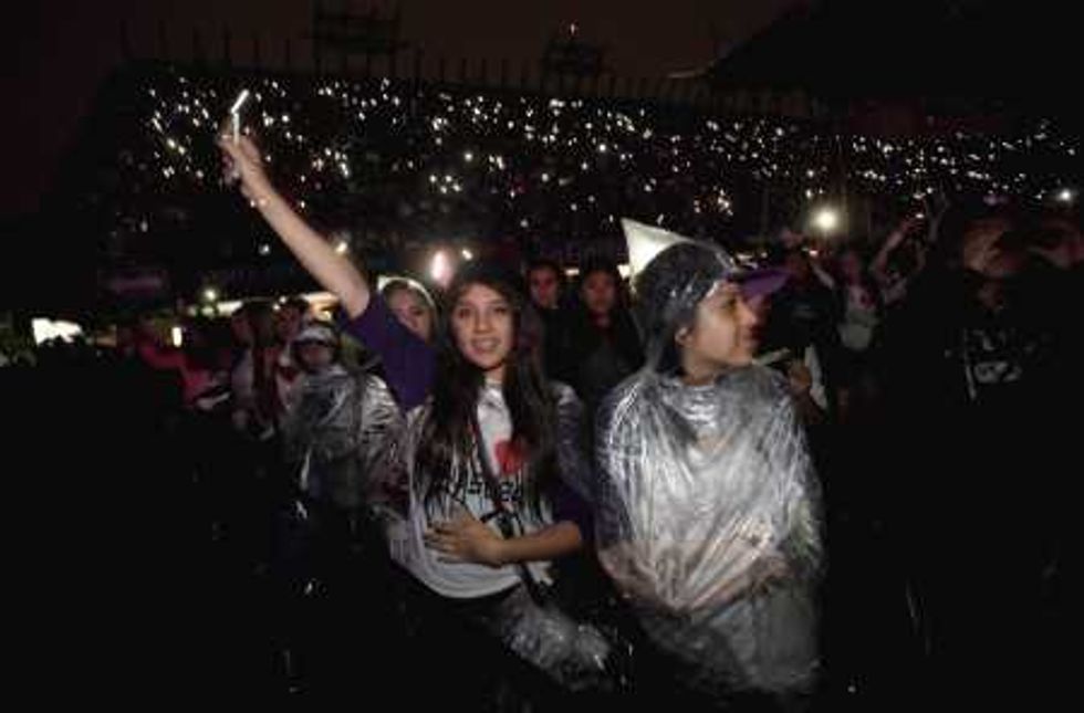 FANS DE JUSTIN BIEBER SOPORTAN LLUVIA EN PRIMER CONCIERTO