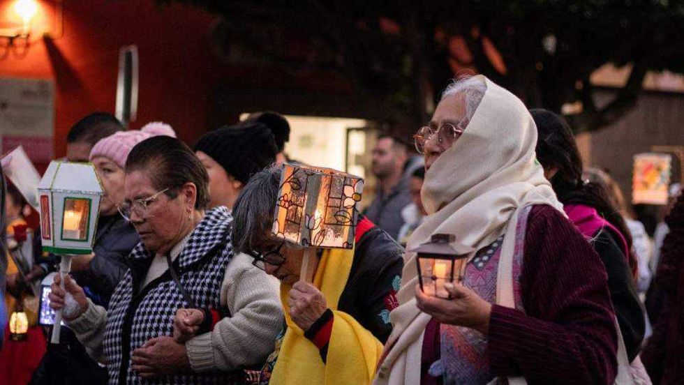 Farolitos elaborados con carrizo, celofán y luces LED sustituyen las velas de cebo originales por seguridad. Estructura artesanal de cuatro varas en cruz se mantiene desde 1948.