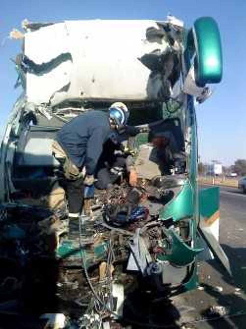 Fatal choque por alcance de un autobús Flecha Roja, contra un trailer cargado con pollo en la México-Querétaro.